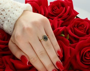 Stylowy pierścionek damski ze złota próby 585 z owalną czarną cyrkonią, otoczoną drobnymi kamieniami. Rozmiar 13, waga 1,87 g – elegancja i oryginalność w jednym.2.jpg
